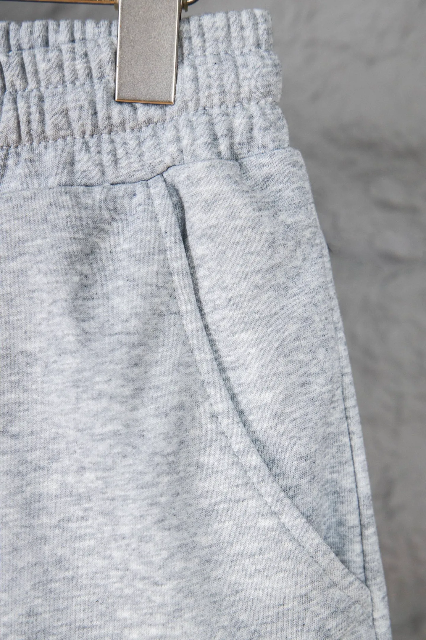 P130 Ralph Lauren Basic pony embroidered logo sweatpants and shorts for men and women. Customized drawstring. Hand-cranked eyelets. Pure cotton fabric. Easier to wear, more comfortable and less bulky than ordinary fabrics. Customized fabric. Classic pony embroidered logo. Complete accessories. Basic and versatile style. Easy to control. Randomly matched. Full sense of design. Color: white, black, navy blue, gray. Size: S-XL.